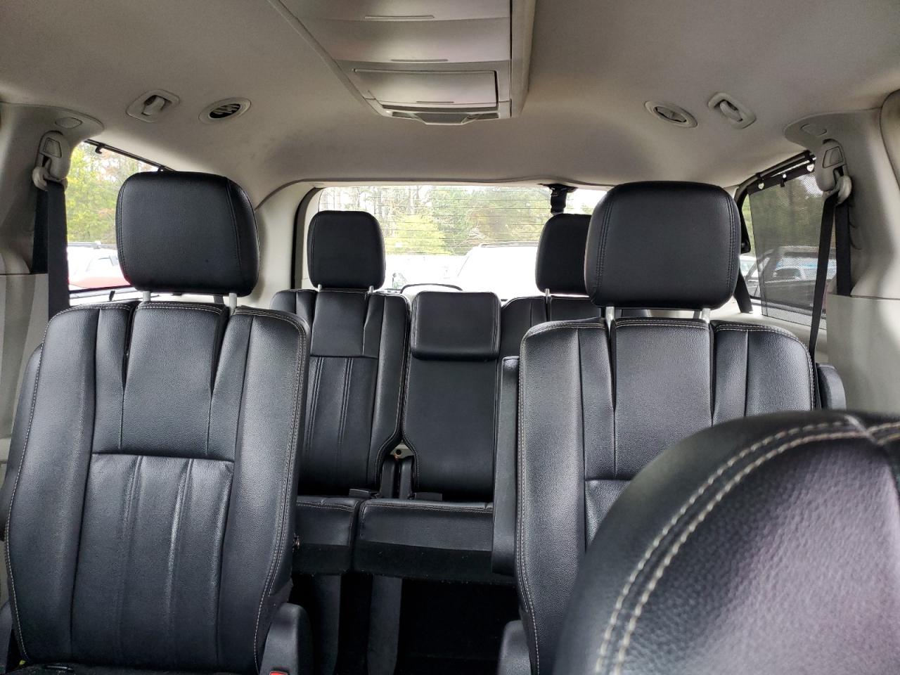 Chrysler Minivan Touring Image 9