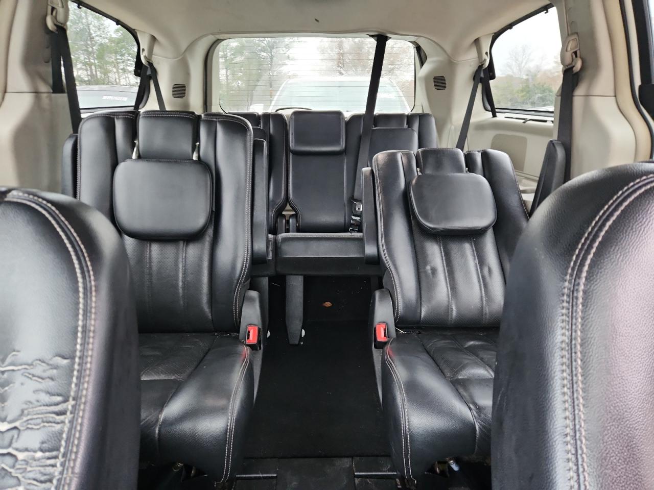 Chrysler Minivan Touring L Image 10