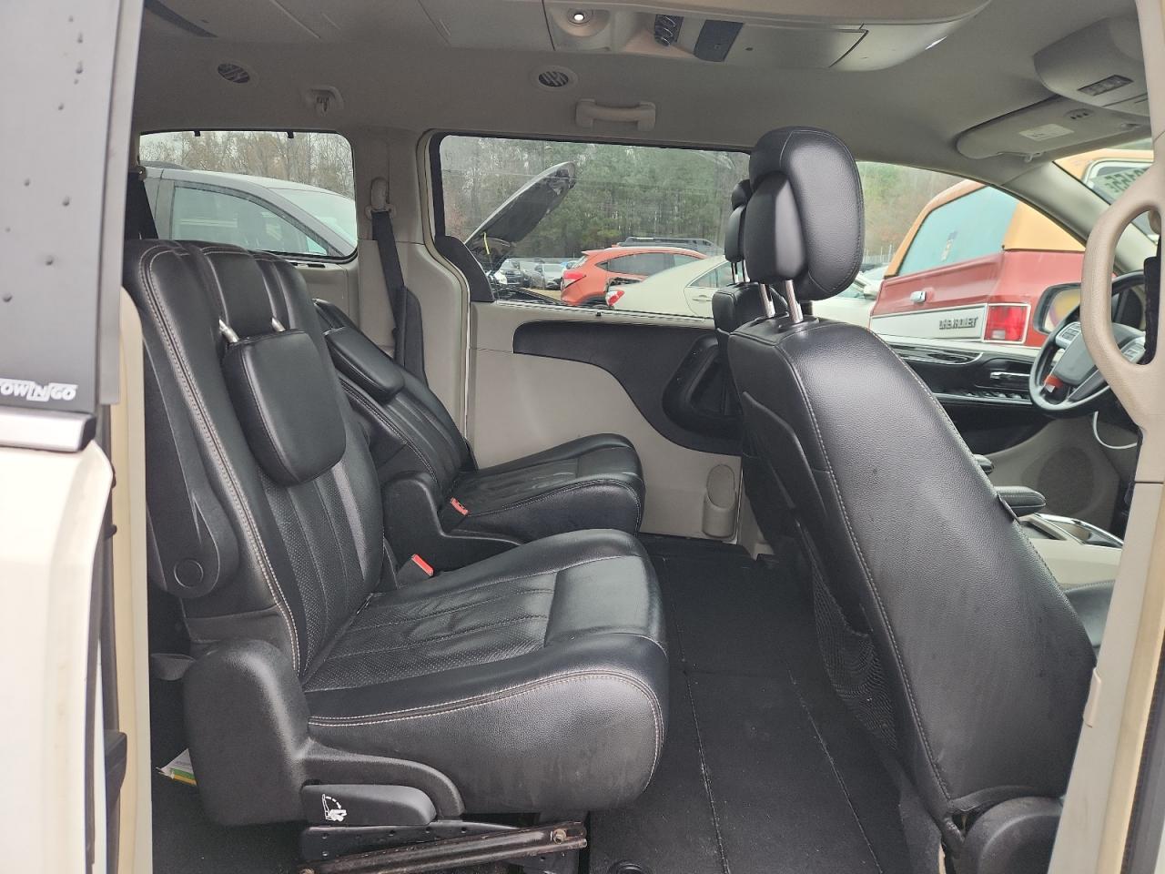 Chrysler Minivan Touring L Image 13