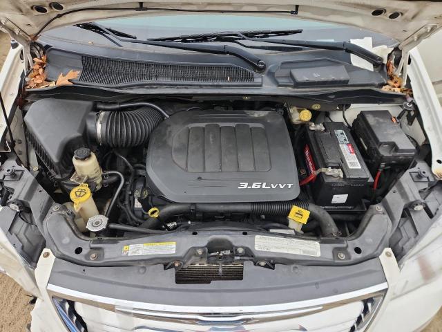 Chrysler Minivan Touring L Image 5