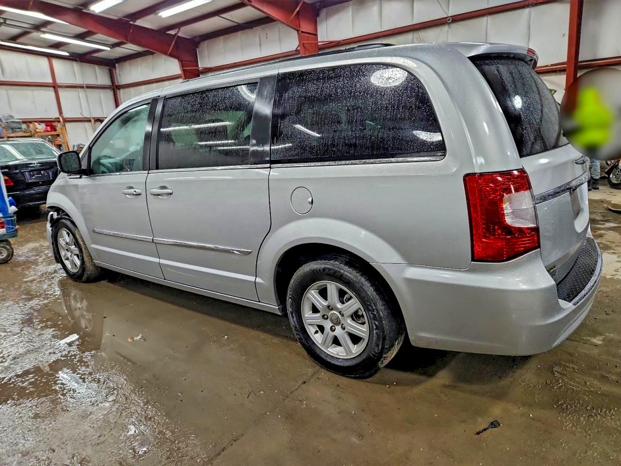 Chrysler Minivan Touring Image 6