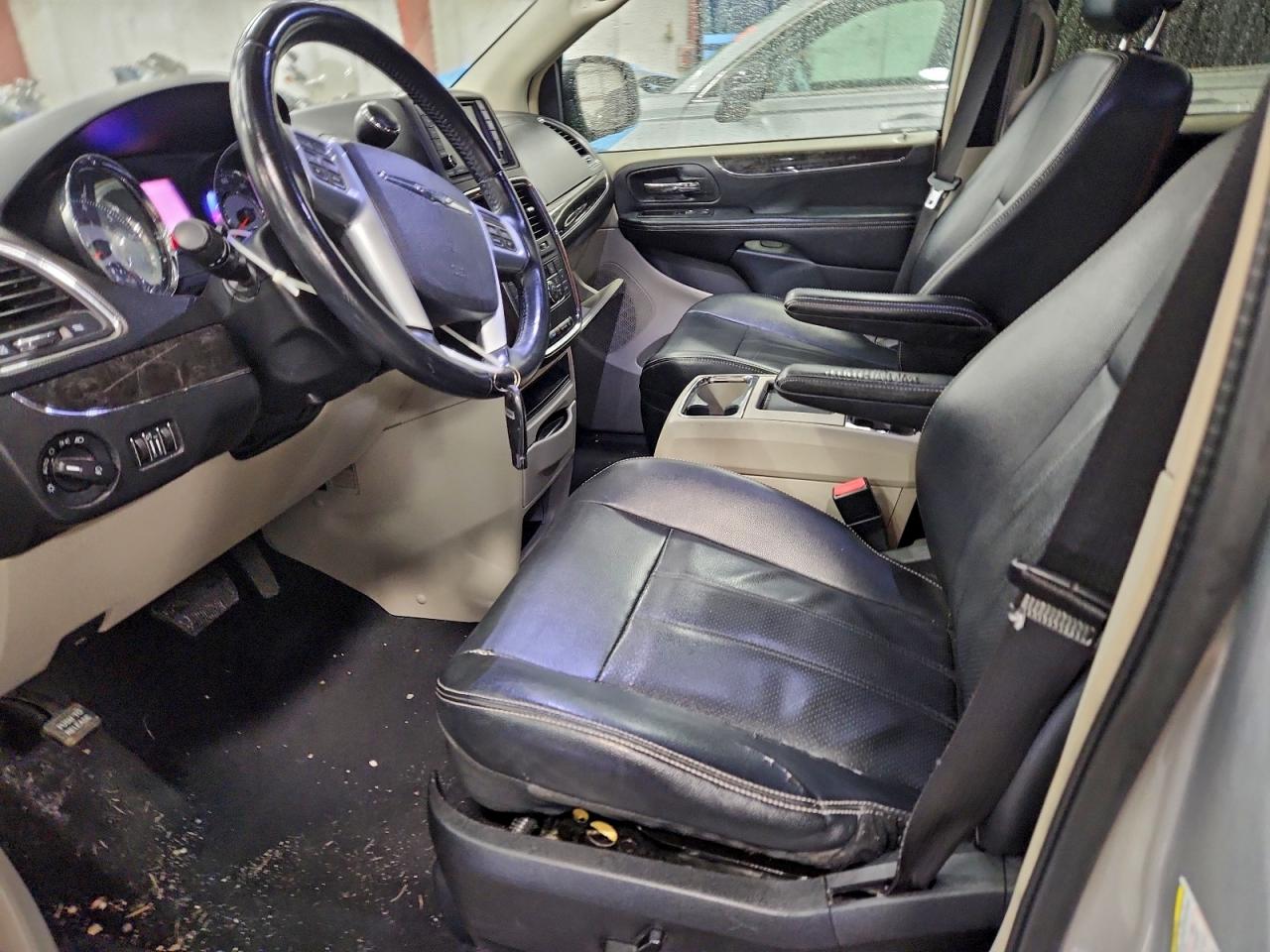 Chrysler Minivan Touring Image 4