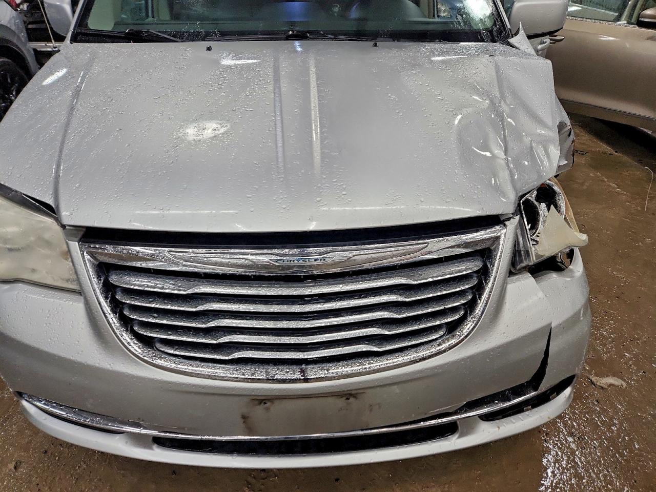 Chrysler Minivan Touring Image 12