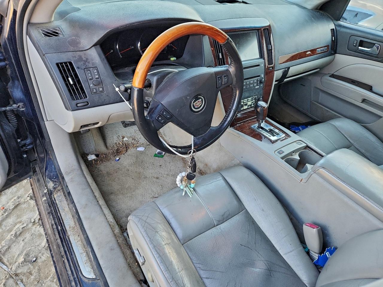 Cadillac STS Image 12