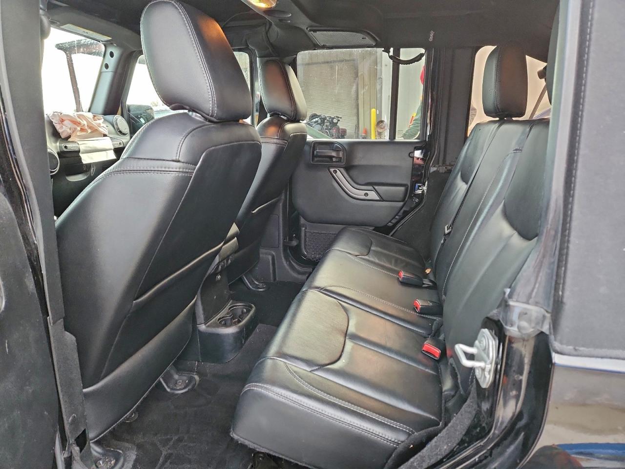 Jeep Wrangler Sahara Image 8