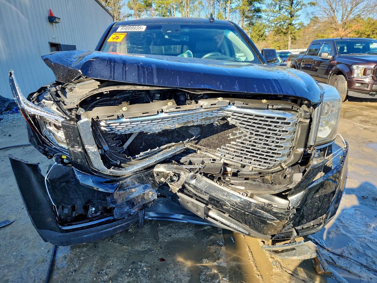 GMC Yukon Denali Image 3