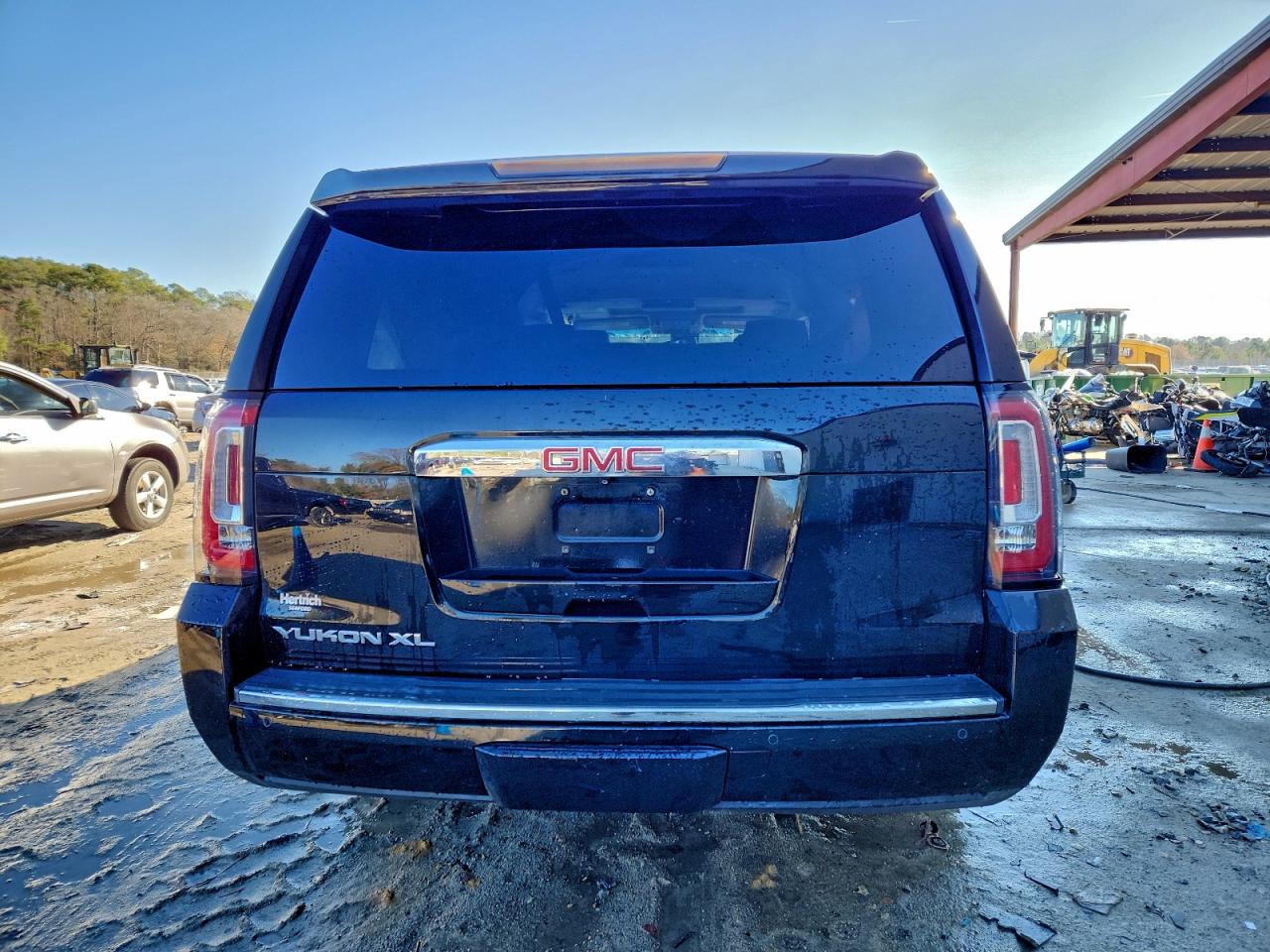 GMC Yukon Denali Image 5