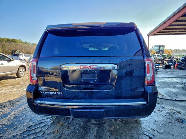 GMC Yukon Denali Image 5