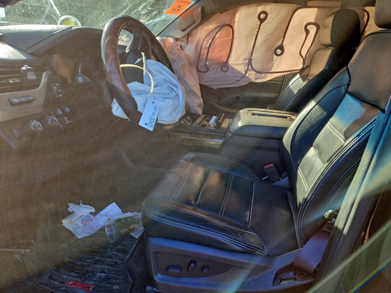 GMC Yukon Denali Image 4