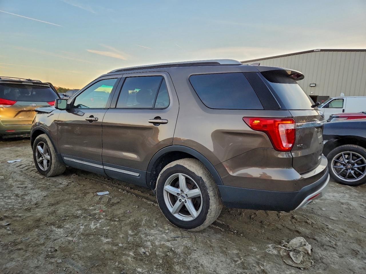 Ford Explorer Xlt Image 2