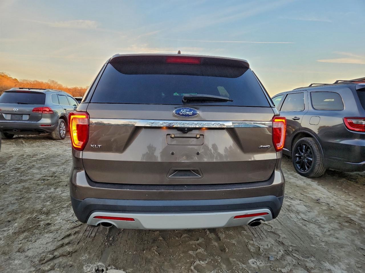 Ford Explorer Xlt Image 9