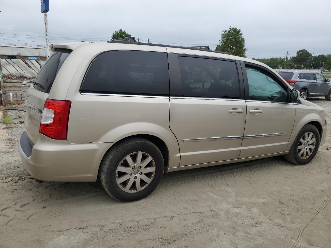 Chrysler Minivan Touring Image 3