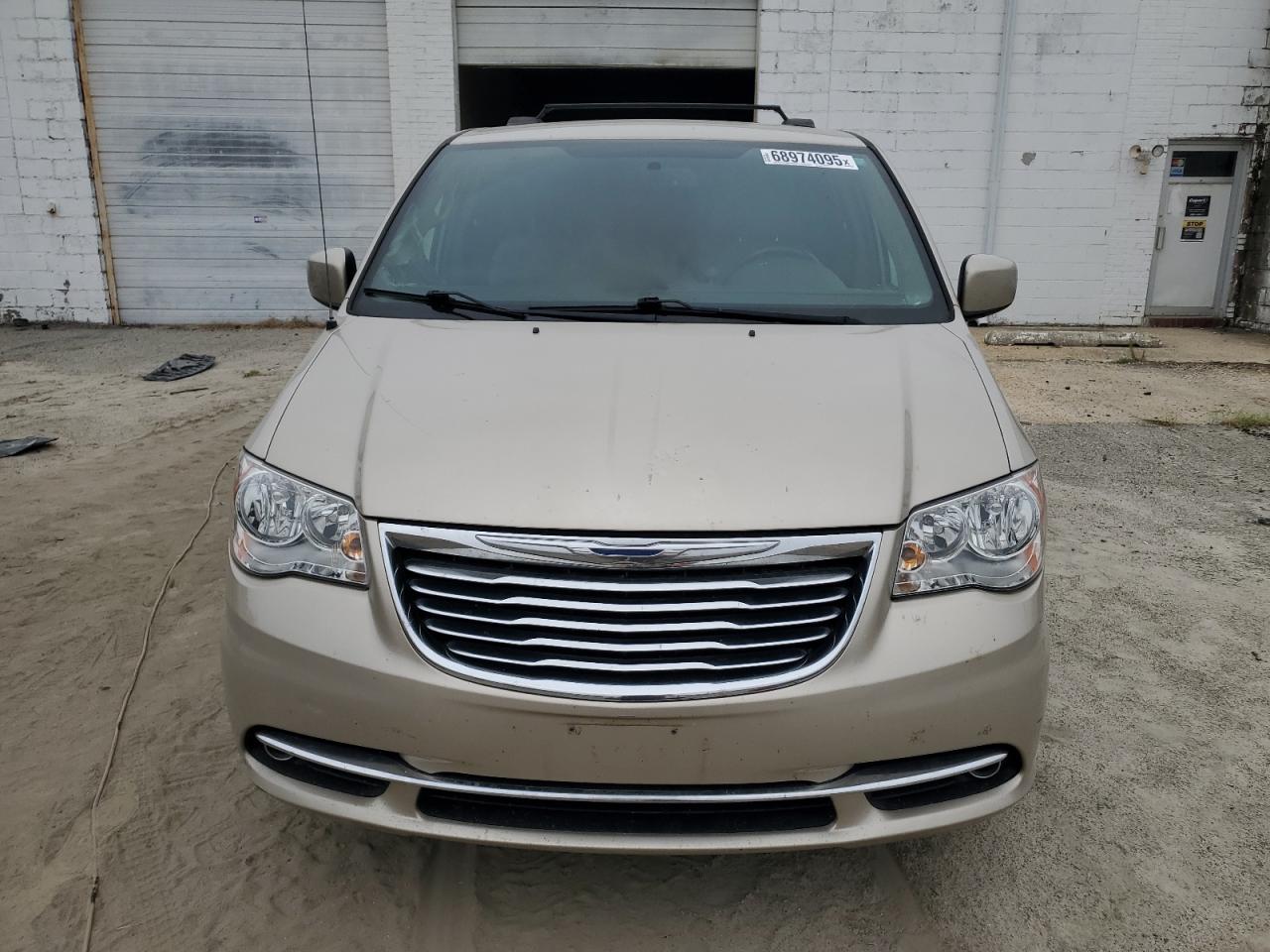 Chrysler Minivan Touring Image 7