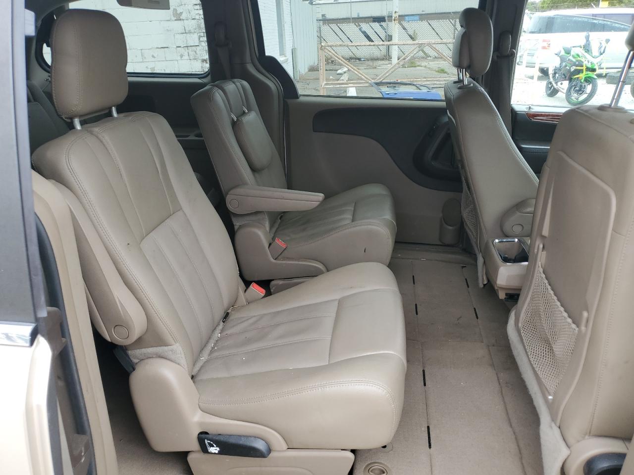 Chrysler Minivan Touring Image 11