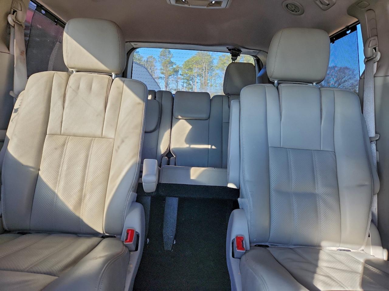 Chrysler Minivan Touring L Image 8