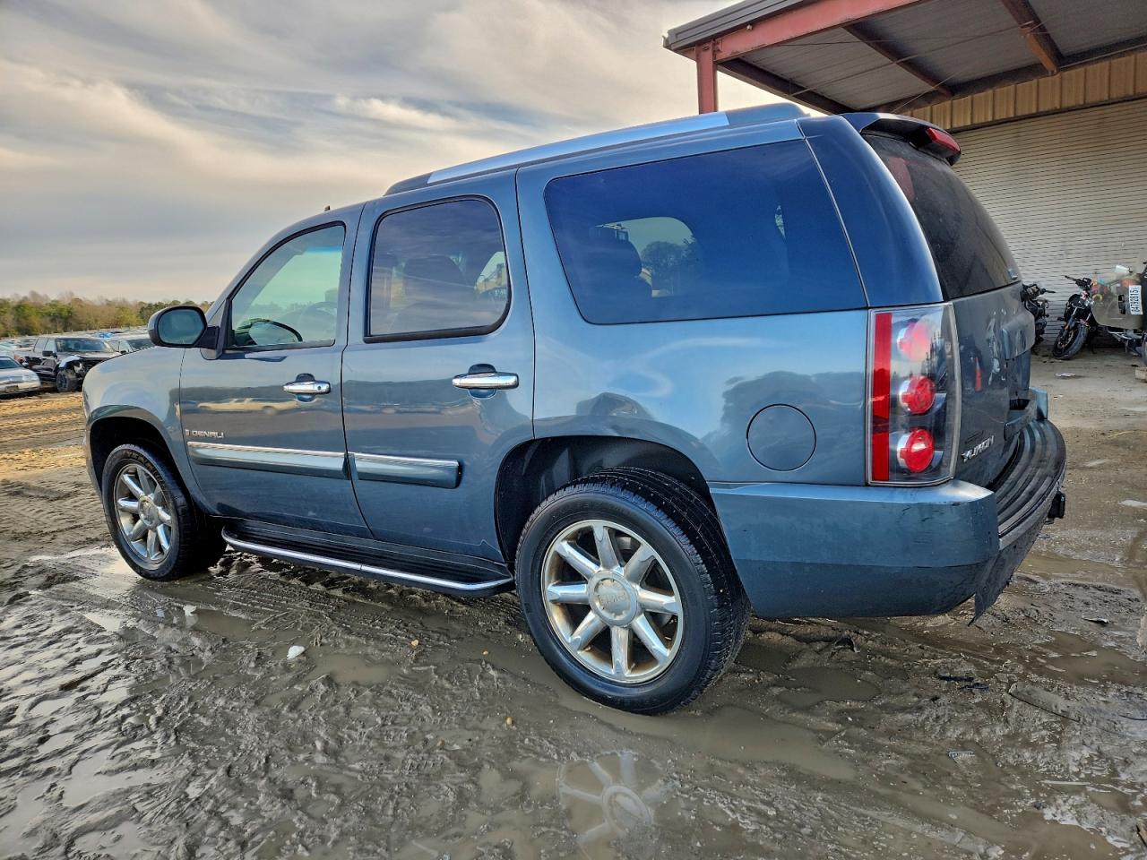 GMC Yukon Denali Image 13