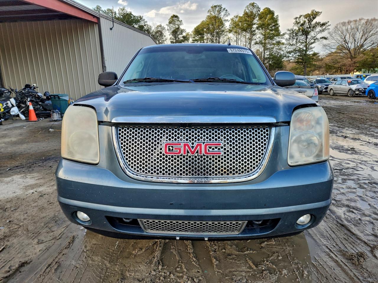 GMC Yukon Denali Image 11
