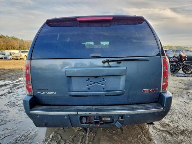 GMC Yukon Denali Image 3