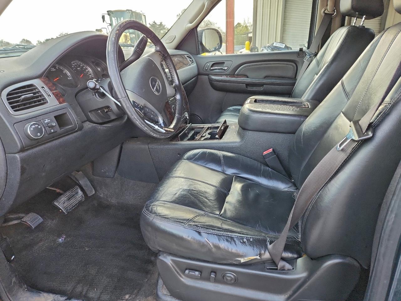 GMC Yukon Denali Image 10