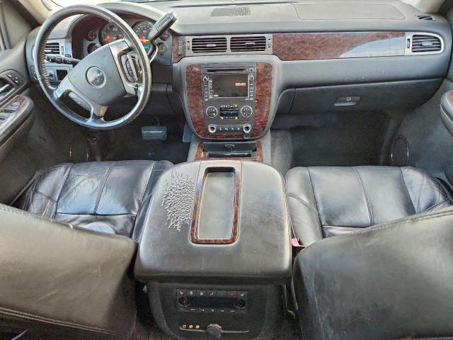 GMC Yukon Denali Image 6