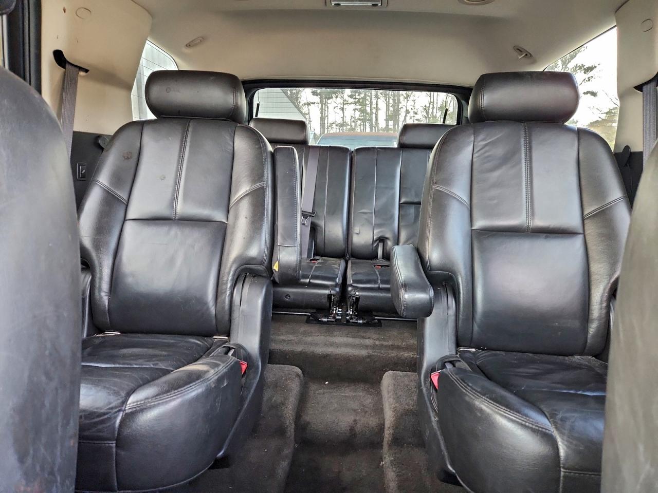 GMC Yukon Denali Image 8