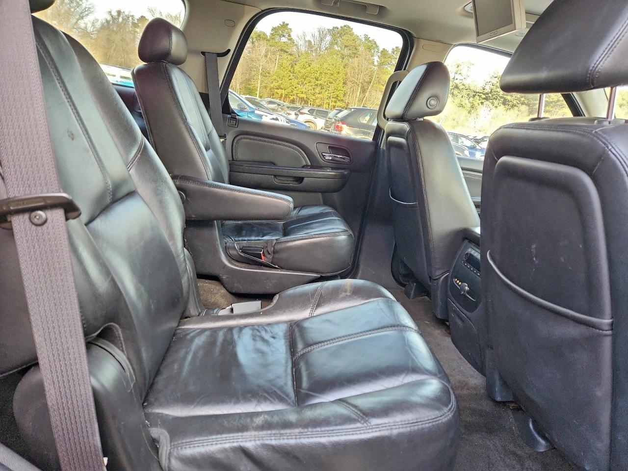 GMC Yukon Denali Image 7