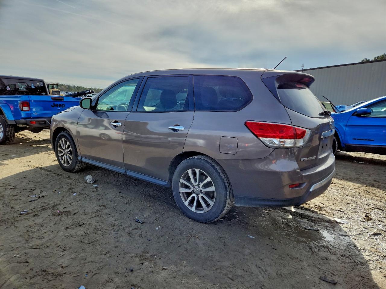 Nissan Pathfinder S Image 12