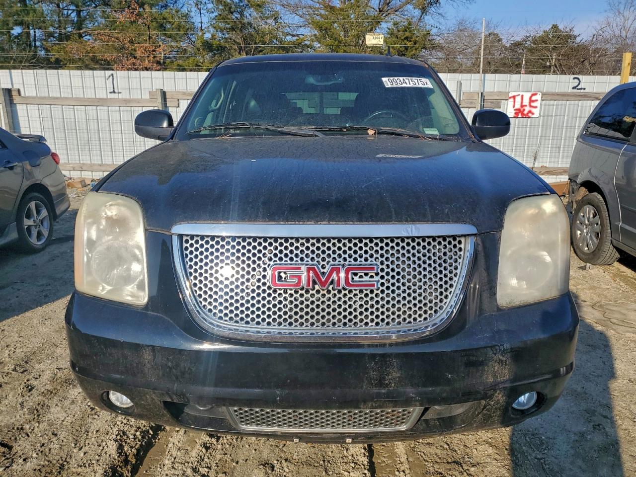 GMC Yukon Denali Image 11