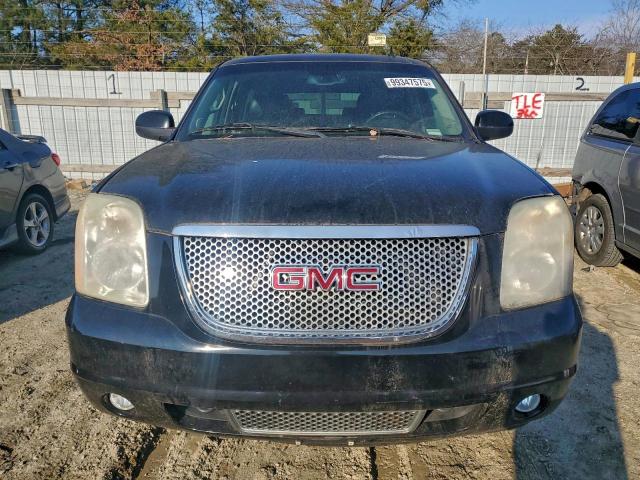 GMC Yukon Denali Image 11