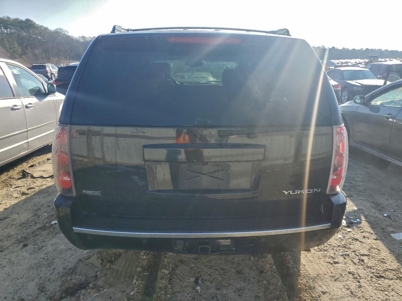 GMC Yukon Denali Image 6