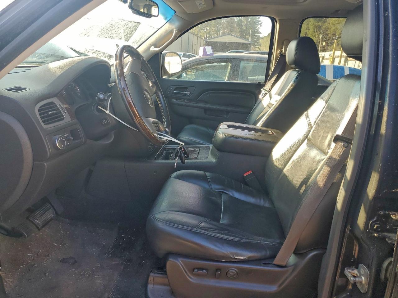 GMC Yukon Denali Image 10