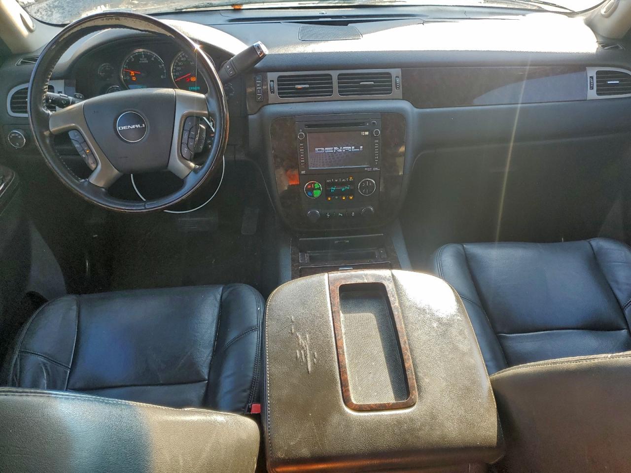 GMC Yukon Denali Image 5