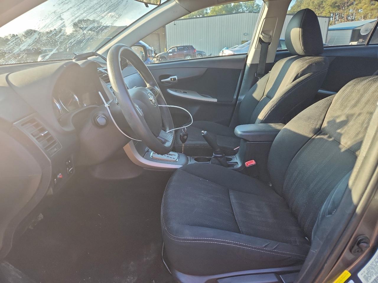 Toyota Corolla Base Image 12