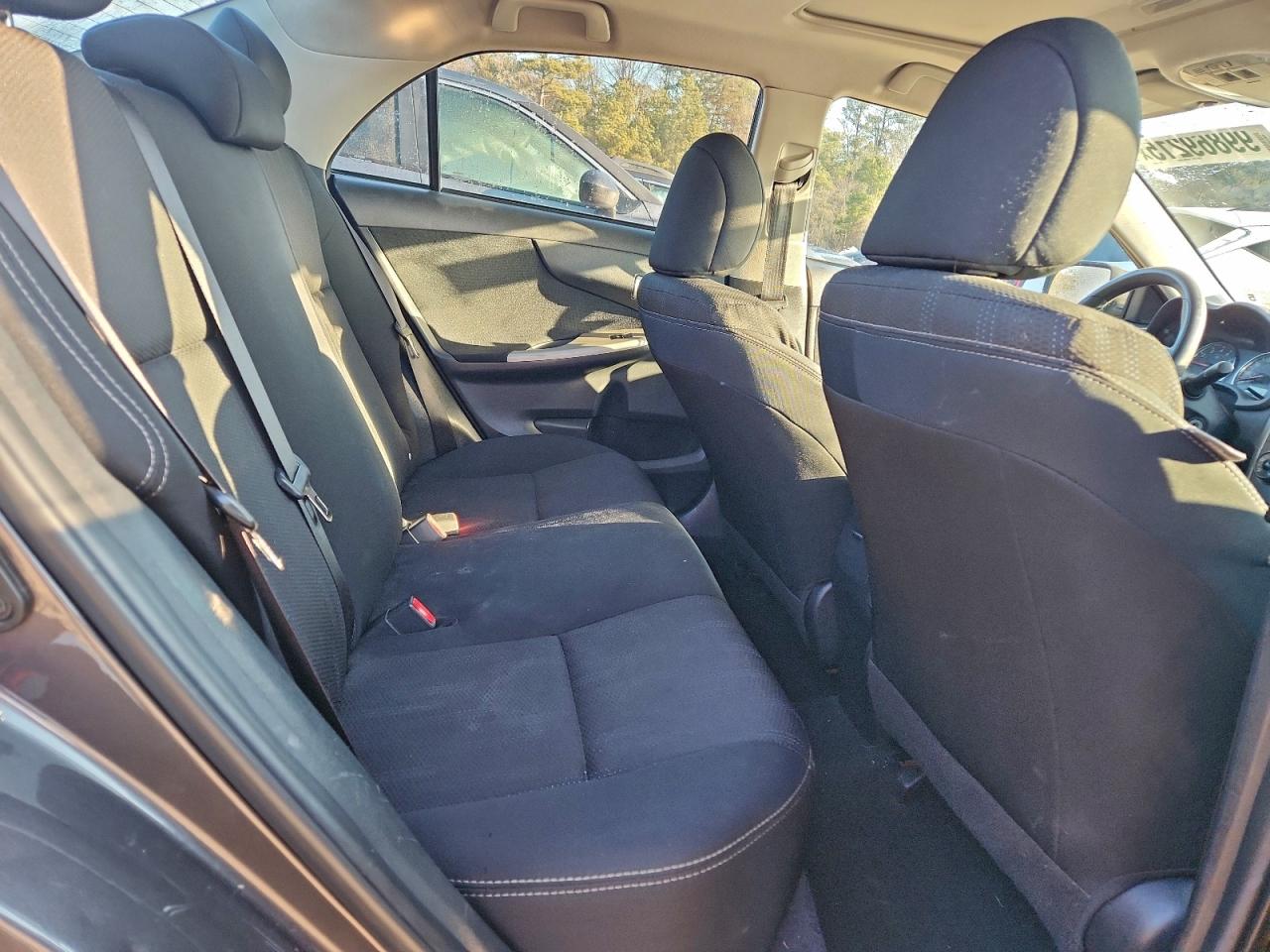 Toyota Corolla Base Image 9