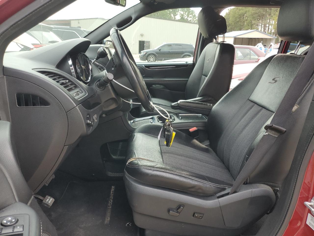 Chrysler Minivan S Image 6