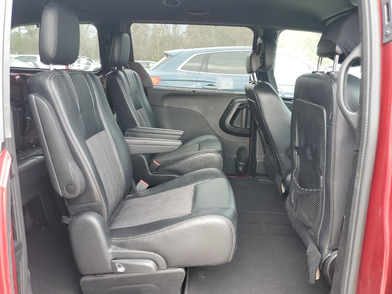 Chrysler Minivan S Image 10