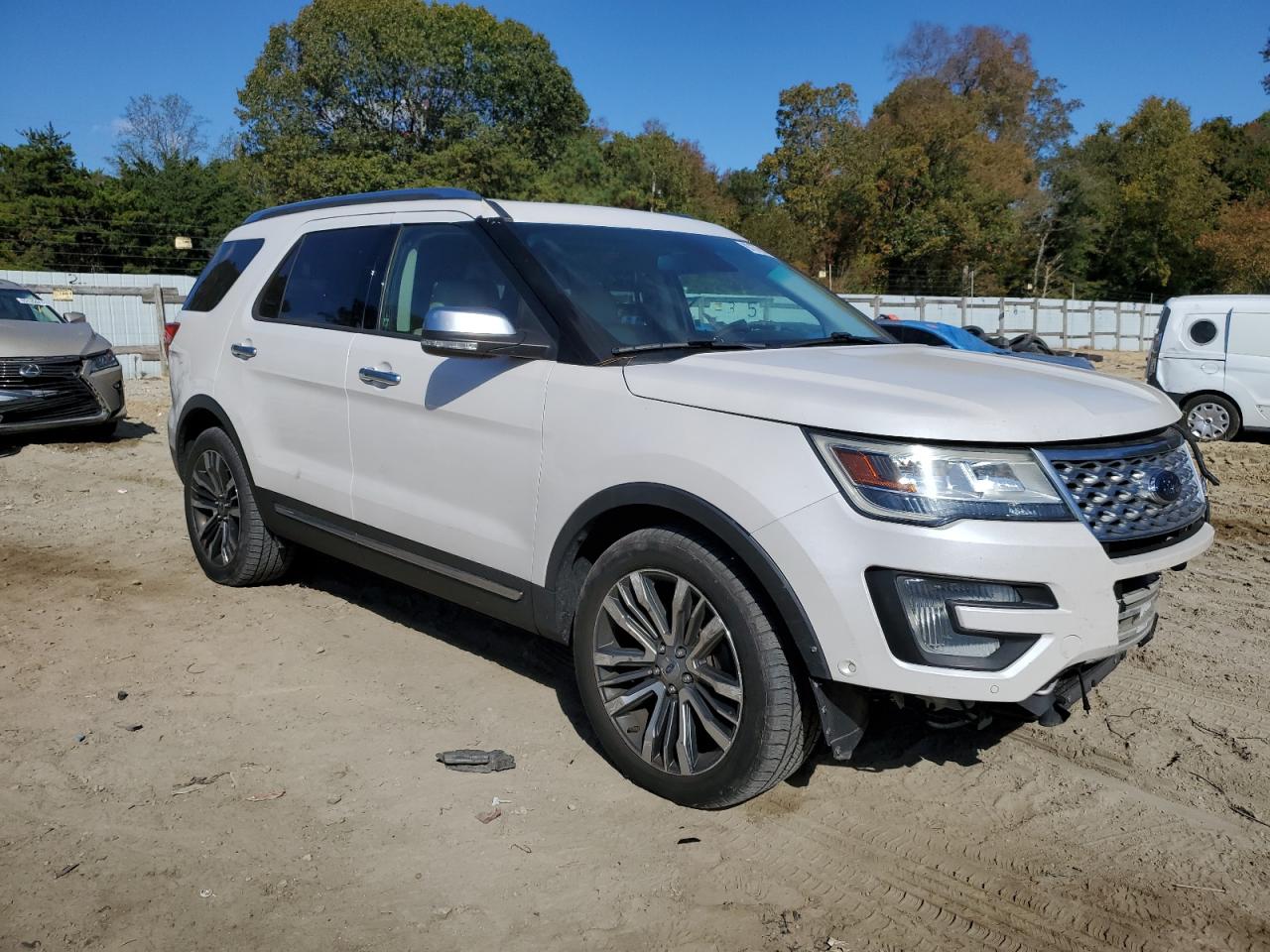 Ford Explorer Platinum Image 12