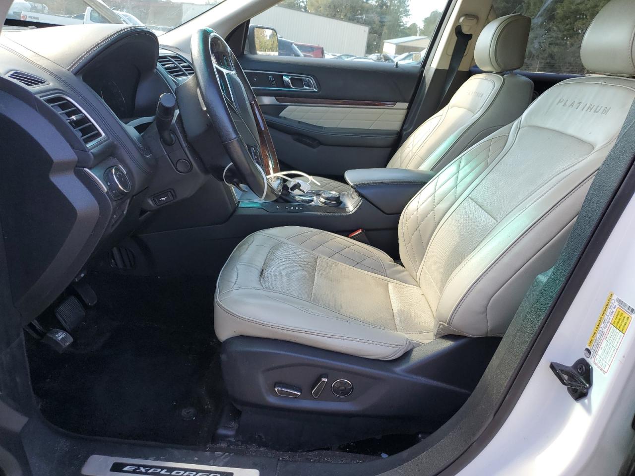 Ford Explorer Platinum Image 8