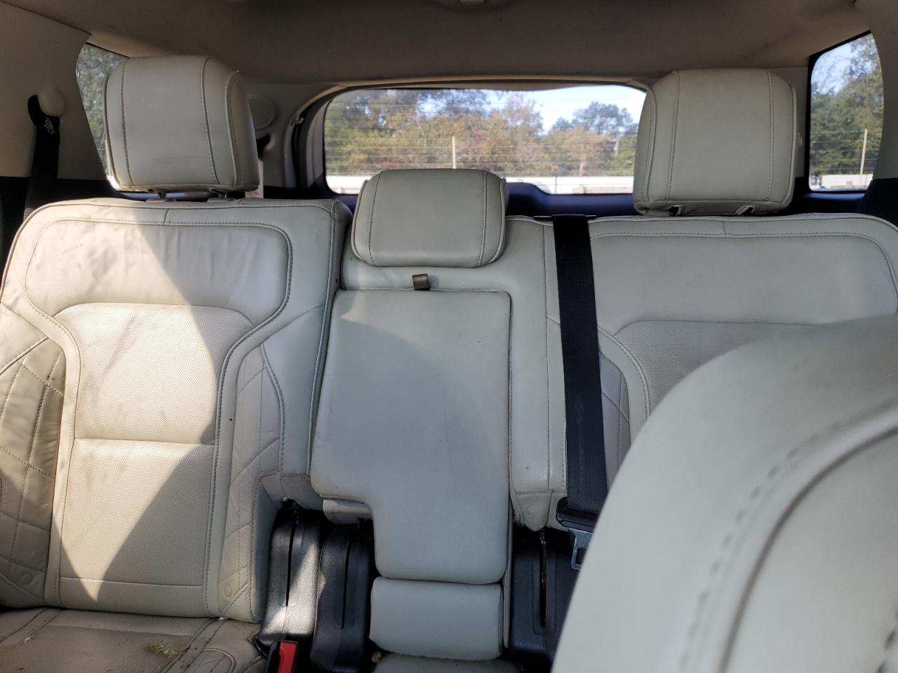 Ford Explorer Platinum Image 10