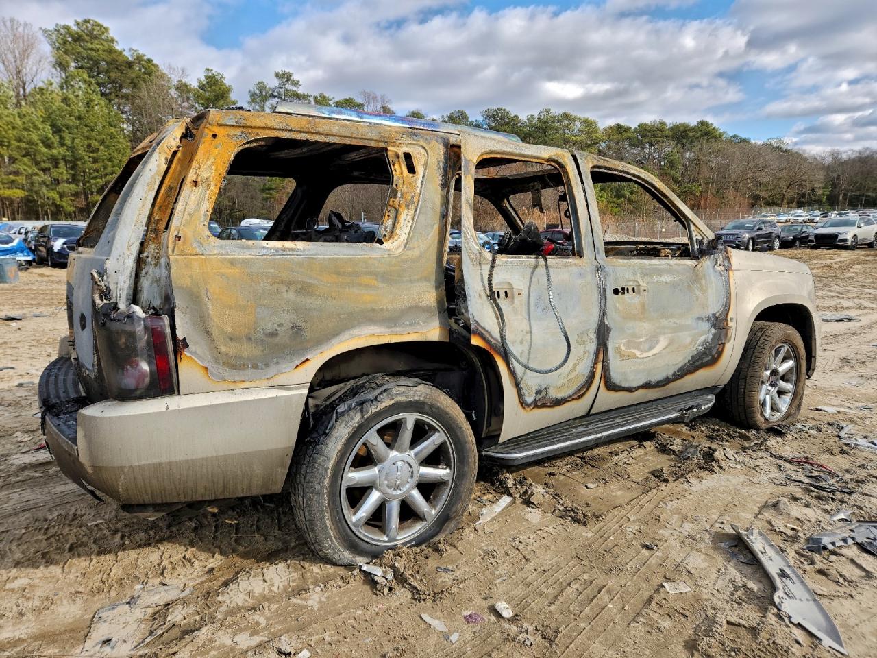 GMC Yukon Denali Image 9