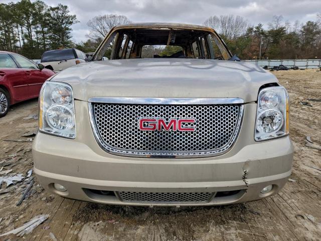 GMC Yukon Denali Image 3