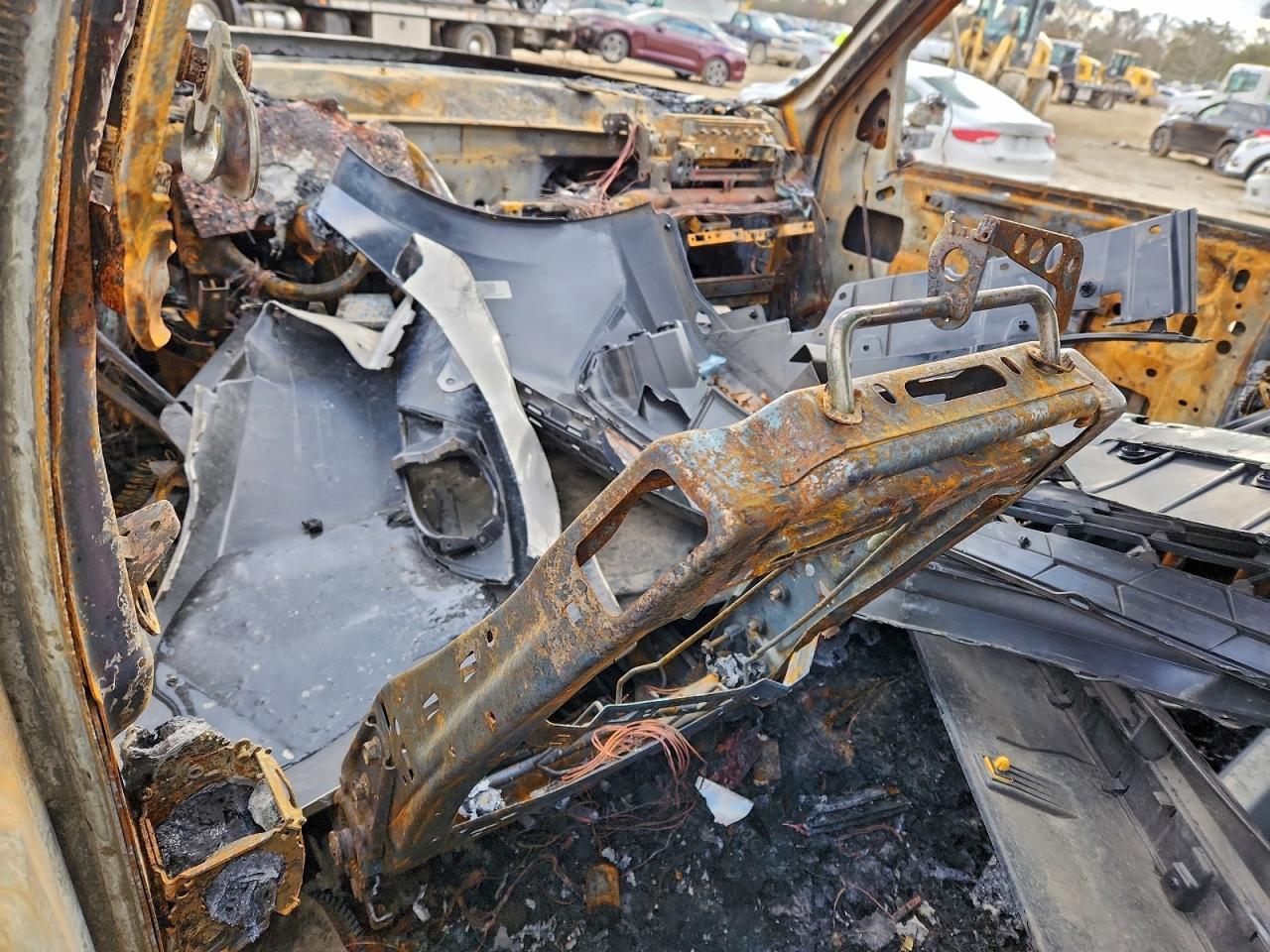 GMC Yukon Denali Image 8