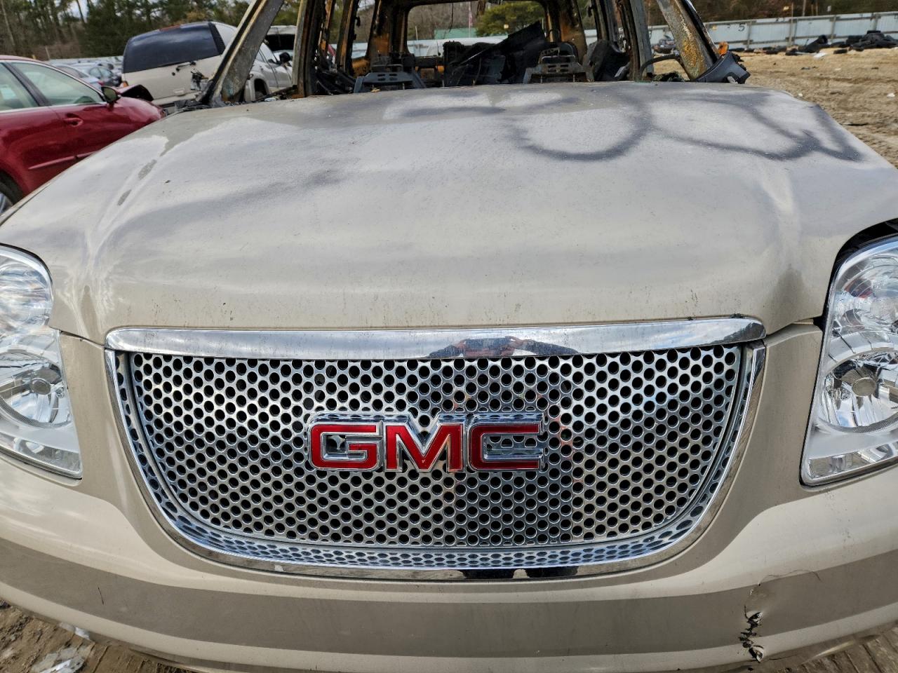 GMC Yukon Denali Image 4