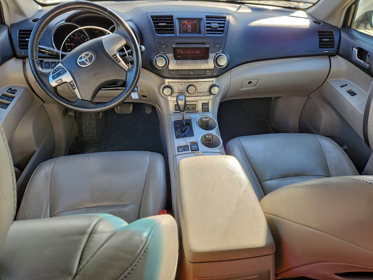 Toyota Highlander Base Image 6