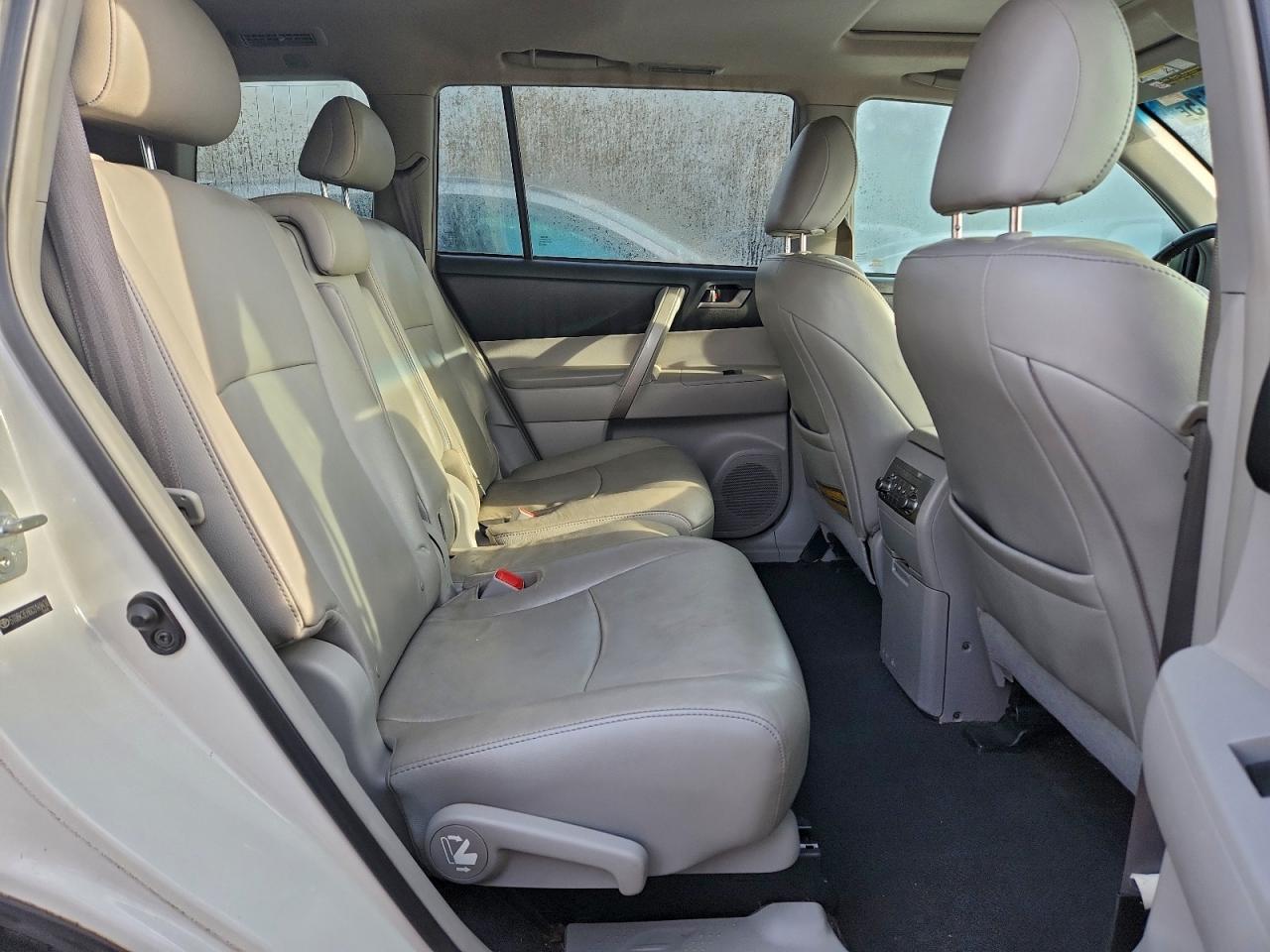 Toyota Highlander Base Image 9